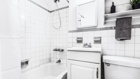 677b4fa2d65e381428cead15_66c7470a38536ad03127ccfd_1020_2520Bathroom