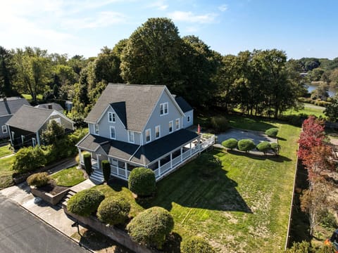 "Great Pier" historic home with large yard