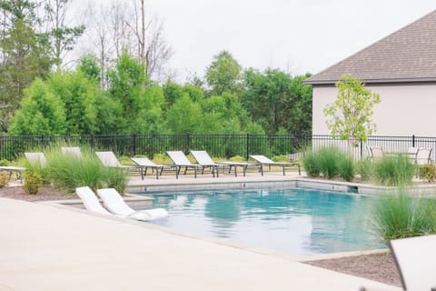 🏊The community pool is conveniently close to the townhome, giving you the perfect place to cool off, lounge in the sun, or unwind with a refreshing swim.