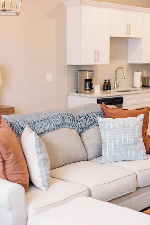 🛋️ Soft seating with plush pillows and a cozy throw make this the perfect spot to curl up with a book 📖 or sip your morning coffee ☕ before heading out to explore Oxford.