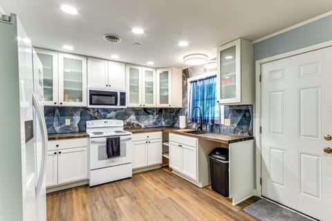 Kitchen | Refrigerator | Breakfast Bar