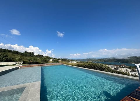 Piscina sin fin y jacuzzi 