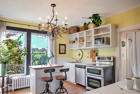 2nd floor kitcen with full sized appliances