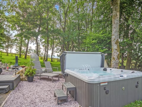 Hot tub | Cefn Hir Fynydd, Betws-Y-Coed