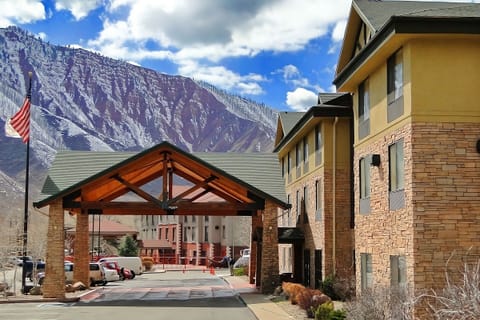 Pull up under the covered entry with mountain views.