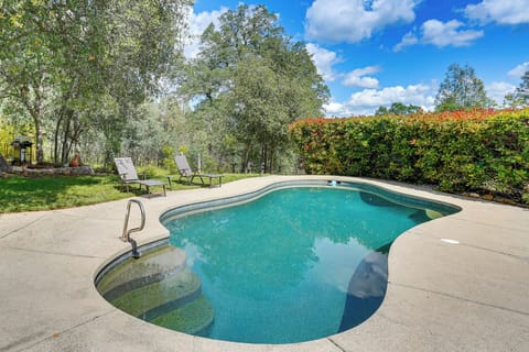 Redding Vacation Rental | 3BR | 3BA | 2 Stairs Required | 1,855 Sq Ft