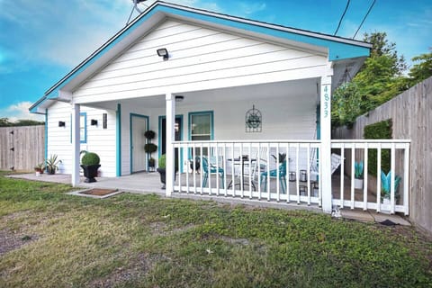 Fenced yard & porch—enjoy Corpus breezes