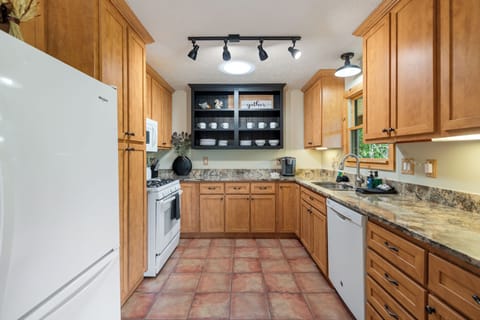 Cook with ease! ✨ Our fully equipped kitchen has everything you need.