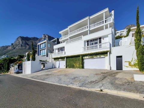 Luxury 4BR Villa w/ Pool & Ocean Views, Bakoven (31109)