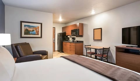 Settle into an easy suite layout with kitchenette and dining.