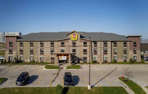 Pull in with ease to a bright, modern hotel exterior.