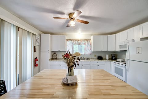 Dining Bar | Dishware/Flatware | Main Floor