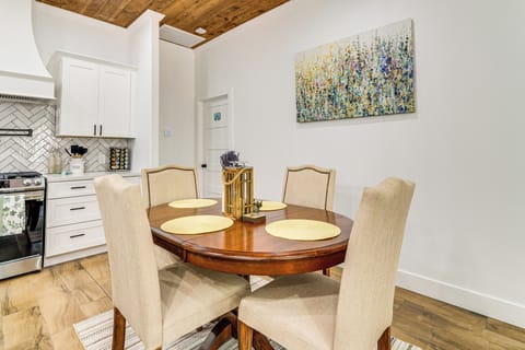 Dining Area | Dishware & Flatware Provided