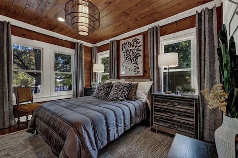 The Dreamers Den offers a cozy retreat with soft linens, stylish décor, and all the comfort you need for a restful night’s sleep.