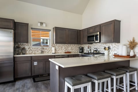 Kitchen - Beautiful fully stocked kitchen