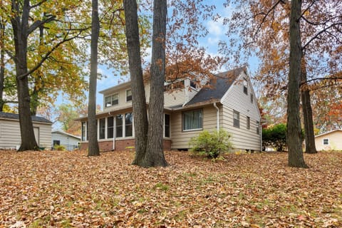 Beautiful wooded lot walking distance from Happy Hollow Park.