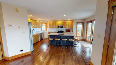 Floor, Flooring, Indoors, Hardwood, Appliance
