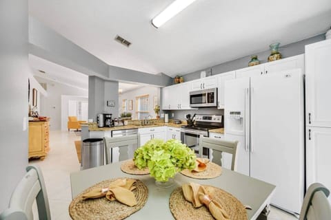 Enjoy your  Morning coffe ,Regular coffee machine and expreso  Machine , coffee, tea, creamer, and sugar provided. 