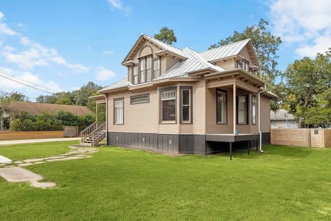 Experience a romantic getaway or solo retreat in this beautifully restored historic home near downtown Seguin. Just steps from Main Street shops, Son’s Island, local cafés, and the Guadalupe River’s scenic parks and trails.
