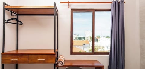 Habitación con pequeño clóset y escritorio