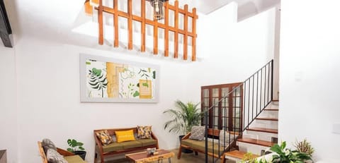 Hermosa sala de estar con techo alto, ideal para familias 