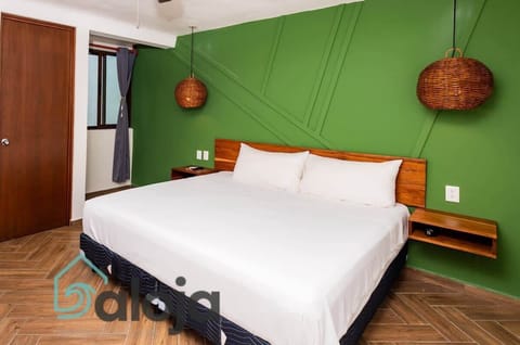 Recamara con espaciosa cama King Size