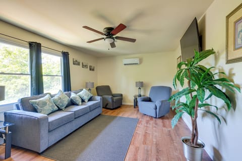 Birmingham Vacation Rental | 1BR | 1BA | 725 Sq Ft | Stairs Required