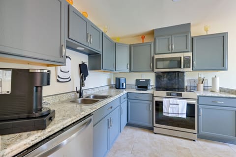 Kitchen | Keurig Coffee Maker | Air Fryer | Toaster | Cooking Basics