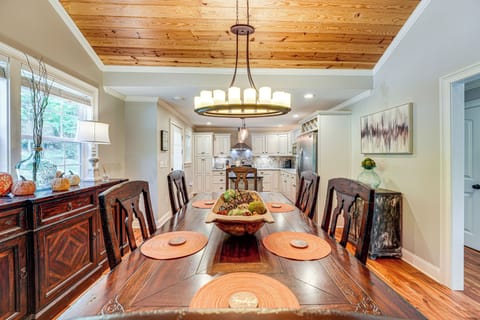 Dining Table | Dishware/Flatware