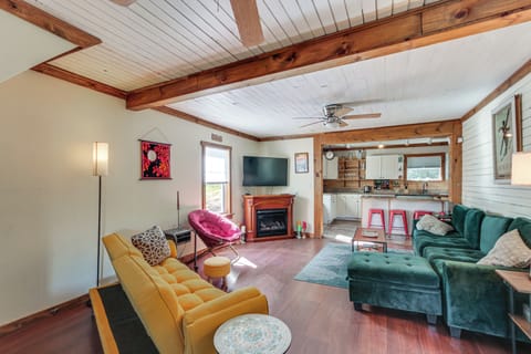 Thomas Vacation Rental | 4BR | 2BA | 1,173 Sq Ft | Stairs Required