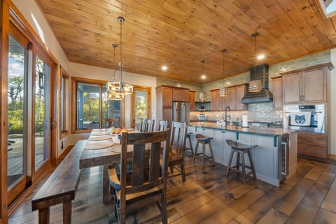 Dining Seats a Full House