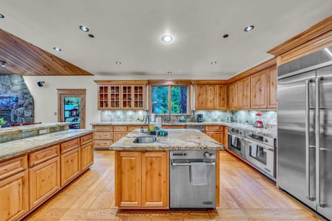 Kitchen: Drip coffee maker, toaster, blender, cooking utensils, tableware