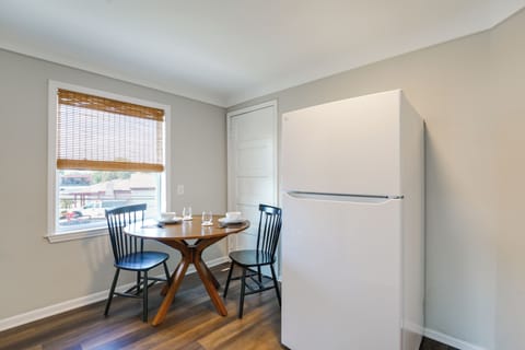 Dining Area | Dishware/Flatware Provided