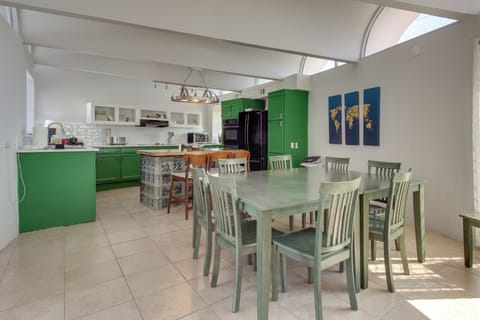 Dining Area | Dishware/Flatware Provided | 2nd Floor