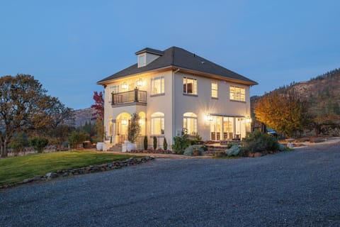 Elegant countryside escape ✨ Just minutes from historic Jacksonville, this light-filled villa offers stunning mountain views, serene outdoor spaces, and timeless charm. Perfect for a peaceful retreat or romantic getaway.