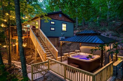 The Emerald Cabin: secluded retreat with inviting modern comforts