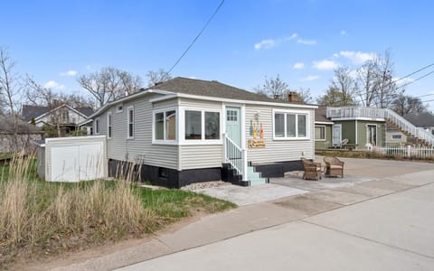 Cute cottage right across from the beach