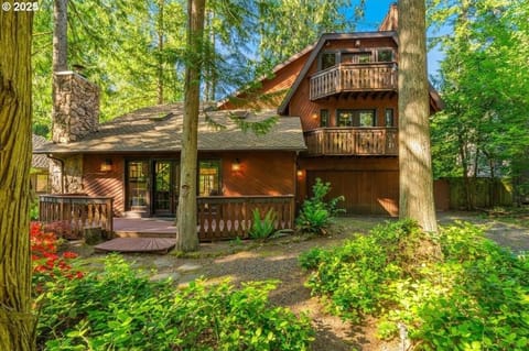 Chalet Riviere: Enjoy a nature retreat with this mountain home, including a cozy interior and relaxing outdoor spaces!