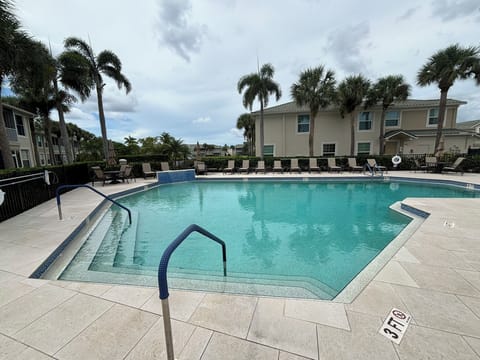Heated Pool 2 min walk 
