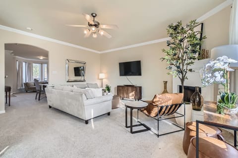 Open room, joyful vibes