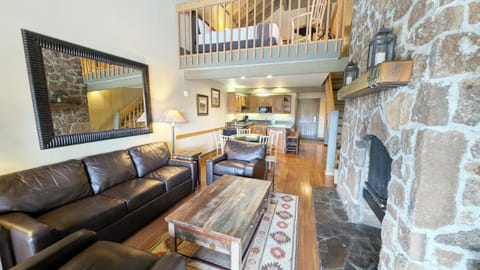 The Meadows Retreat - Living Area to Dining and Kitchen