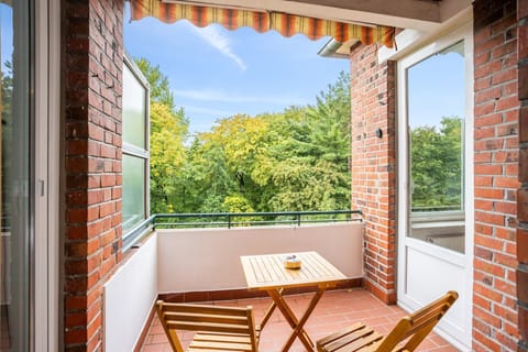Der gemütliche Balkon mit Sitzgelegenheit bietet einen herrlichen Blick ins Grüne und lädt zum Entspannen ein.