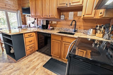 Beautiful Fully Equipped Kitchen
