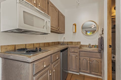 Cozy first-floor suite: sleeps 3 with queen + bunk, kitchenette & balcony