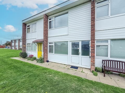 Start planning your perfect 2026 getaway to  this charming 5 berth chalet located on Beach Road Chalet Park in Scratby, Norfolk.