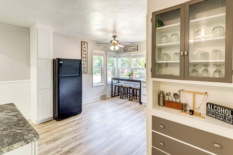 Dining Area | Dishware/Flatware Provided