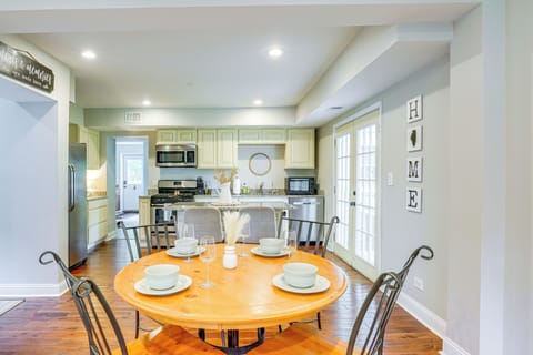 Kitchen & Dining Area | Open Floor Plan | Free WiFi