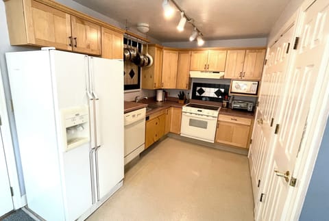 Fully stocked kitchen for cooking up a feast.