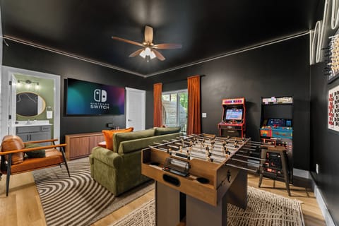 Fully-equipped game room: Sofa sleeper, 2 arcades, Nintendo Switch, game table