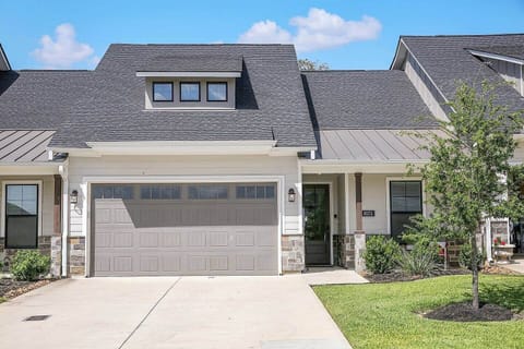 Beautiful, modern townhome includes the use of the 2-car garage for our guests!